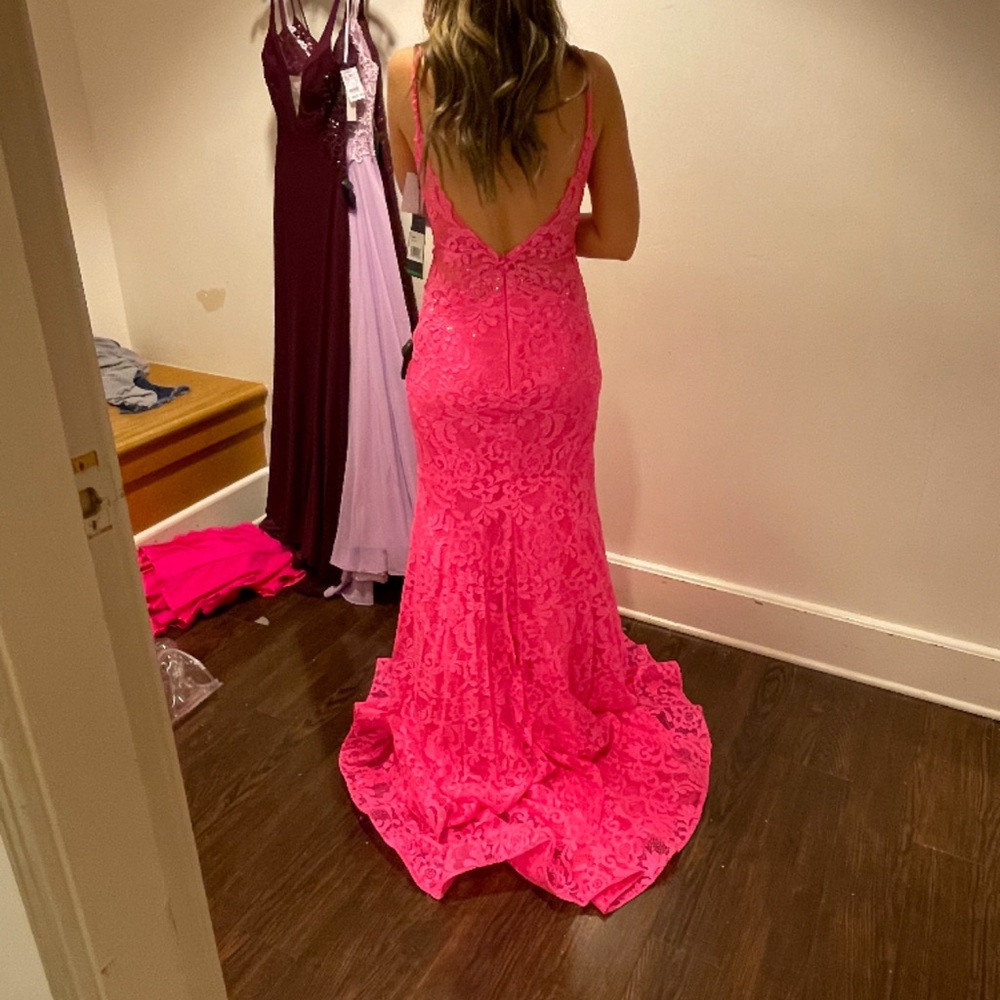 i’m selling my camile la vie prom dress
